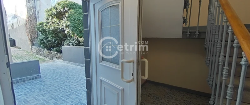 Hall d'entrée pour accès aux Studio, appart T4 et Bureau ou T2