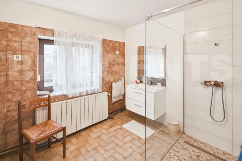 Salle de bain lumineuse et épurée(1)