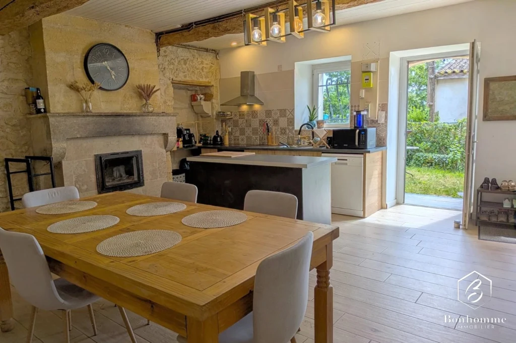 Cette maison dispose d'une cuisine spacieuse et lumineuse avec un accès au jardin.
