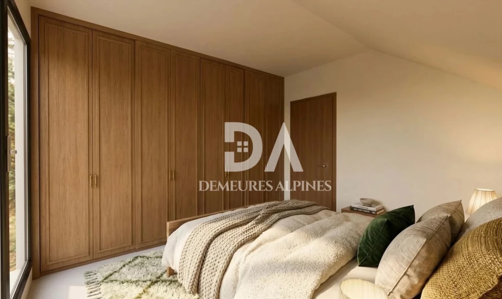 Chambre lumineuse avec un grand placard en bois naturel.