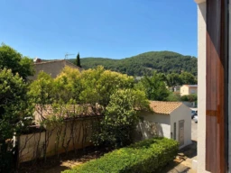Vue dégagée sur les collines et la verdure, depuis la loggia.