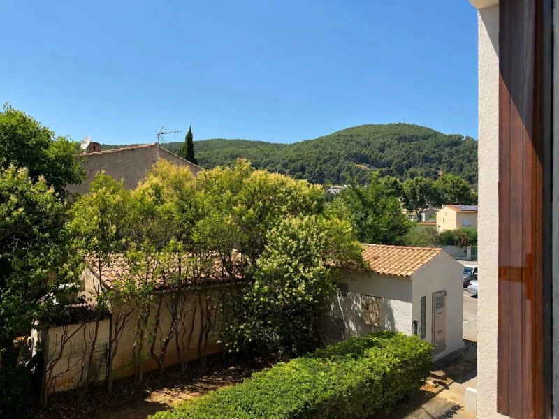 Vue dégagée sur les collines et la verdure, depuis la loggia.