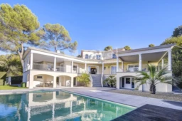 Vue extérieure raffinée villa de luxe dans un domaine sécurisé