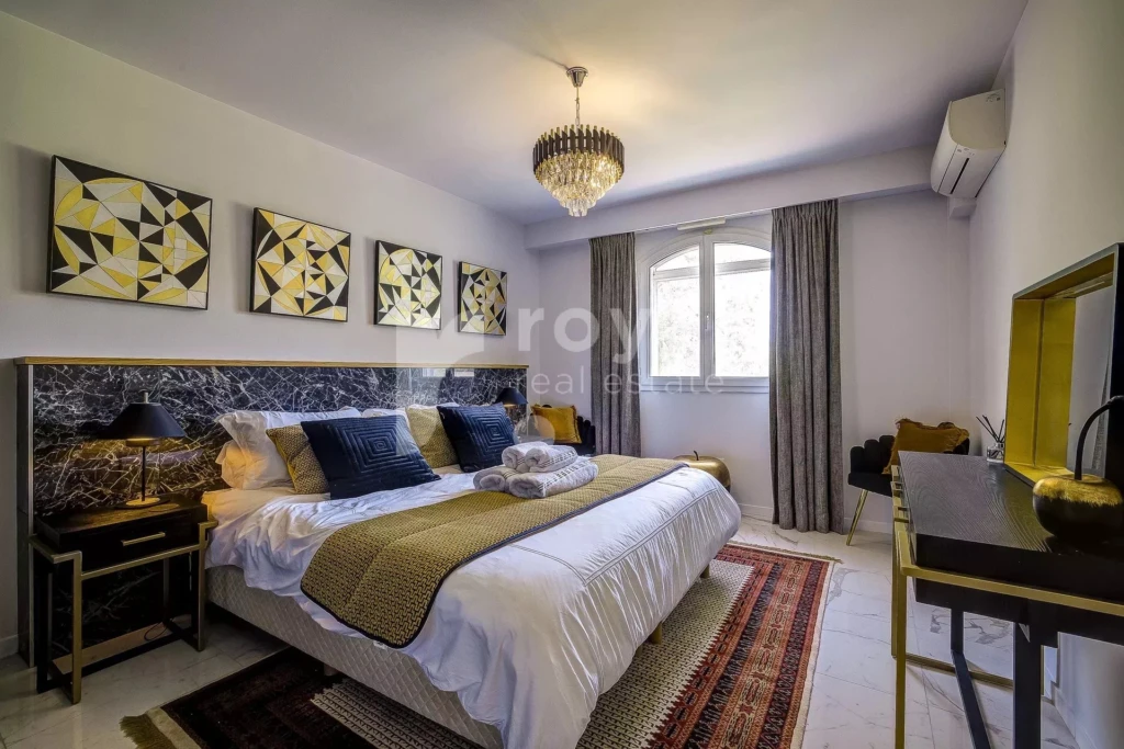 Grande chambre élégante d’une villa rénovée de luxe contemporaine