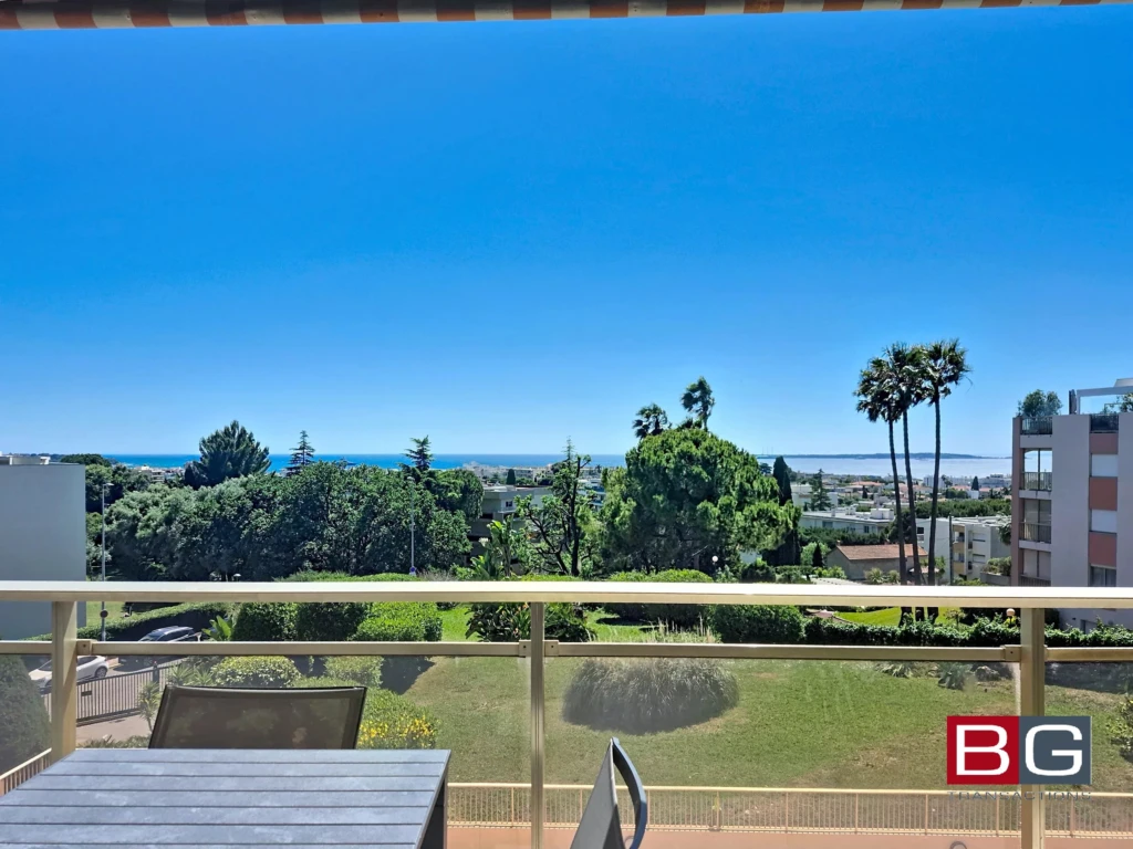 Balcon avec une vue imprenable sur la nature et le ciel bleu.