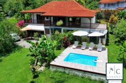 Belle maison avec piscine et jardin spacieux dans un cadre verdoyant.