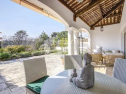 Terrasse ensoleillée pour repas et détente - Royal Mougins Golf
