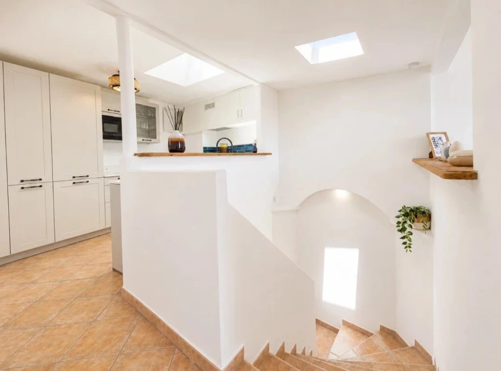 Escalier intérieur lumineux