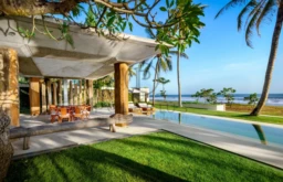 Belle maison en bord de mer avec vue imprenable sur l'océan et un jardin luxuriant.