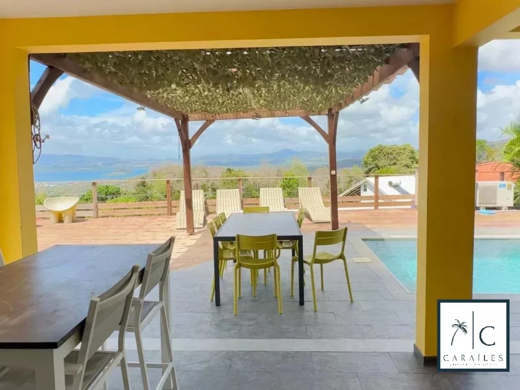 Belle terrasse avec vue sur la mer et piscine à vendre.