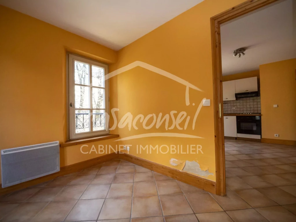 chambre avec 2 fenêtres