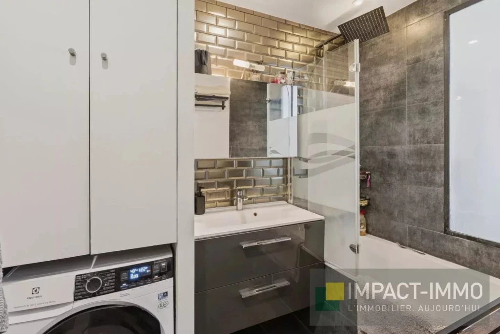 Salle de bain moderne et espace lave-linge buanderie .