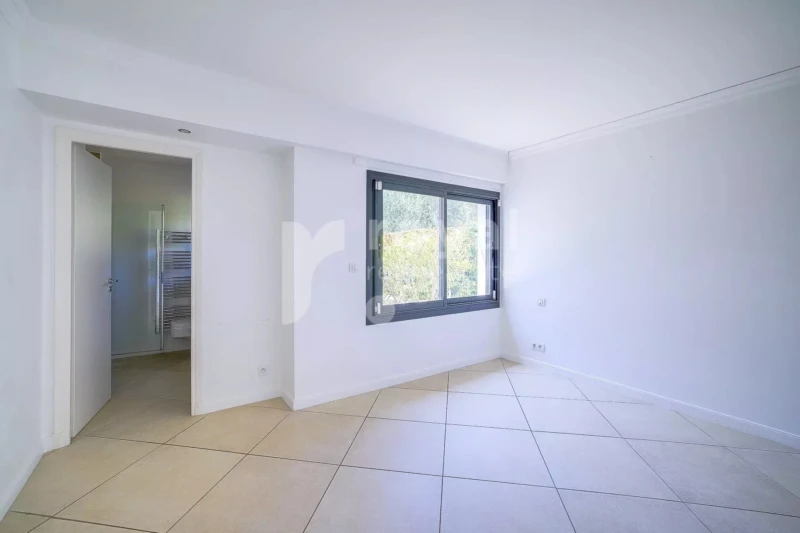 Espace nuit fonctionnel dans une villa de plain-pied dans un cadre paisible à Mougins