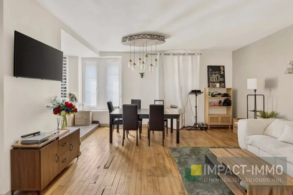 Salon lumineux dispose d'une salle à manger spacieuse et d'une décoration moderne.