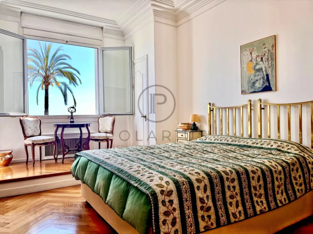 Chambre lumineuse avec vue sur une palmeraie, décoration élégante et ambiance chaleureuse.