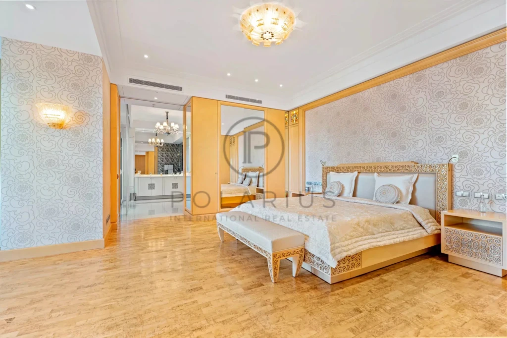 Une chambre élégante avec un lit double, des murs ornés et un éclairage raffiné.