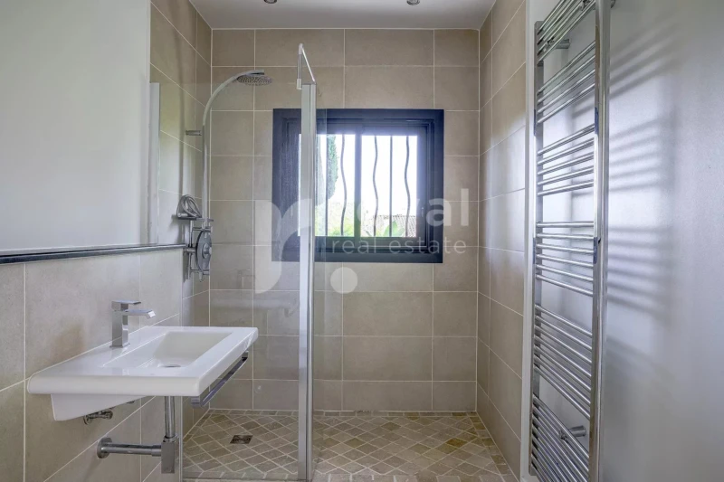 Salle de douche contemporaine avec finitions haut de gamme, offrant un espace de détente raffiné.