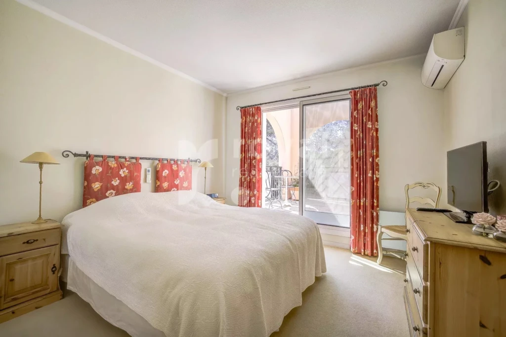 Chambre avec terrasse privée sur le Royal Mougins Golf