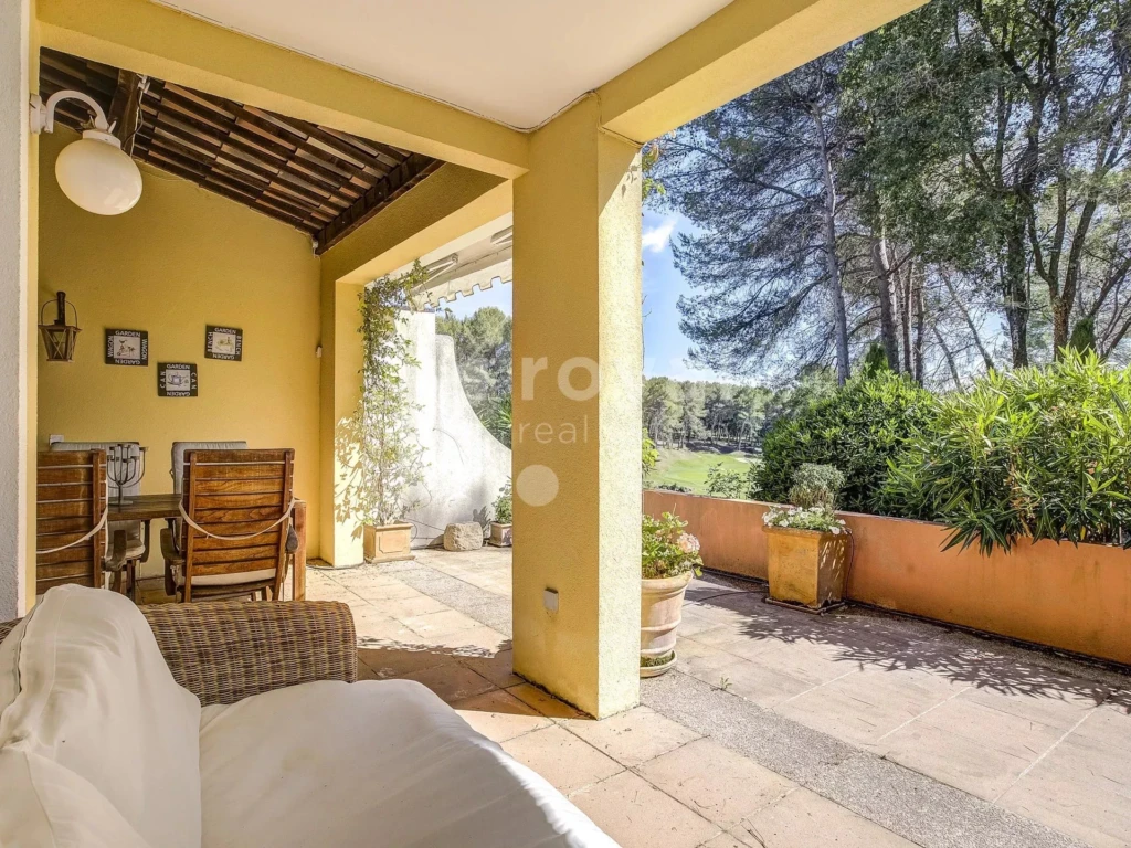 Terrasse avec vue sur le parcours du Royal Mougins