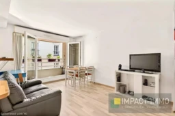 Salon lumineux avec un balcon vue sur la ville. 92300 LEVALLOIS