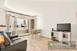 Salon lumineux avec un balcon vue sur la ville. 92300 LEVALLOIS