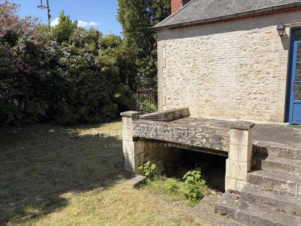 MAISON DE CARACTÈRE A VENDRE A LA CHAPELLE-SAINT-URSIN - MAISON DE VILLE AVEC JARDIN - MAISON FAMILIALE - PARQUETS - CHEMINÉES - GARAGE - CAVE