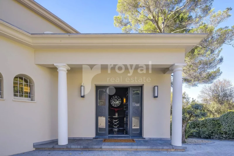 Entrée prestigieuse d’une propriété haut de gamme à Mougins