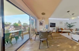 Grand séjour lumineux avec salle à manger ouvrant sur une terrasse ensoleillée, appartement T3 à Hyères