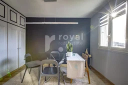 Espace salle à manger élégant d’un appartement rénové à Valbonne