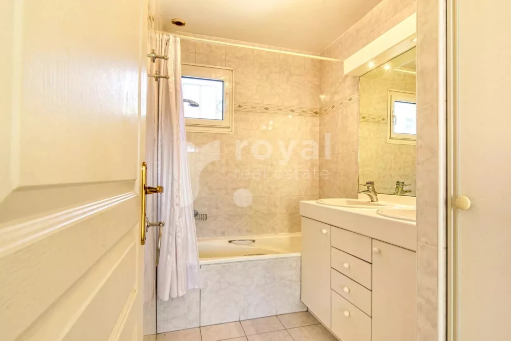 Salle de bain en-suite dans une villa - Royal MouginsGolf