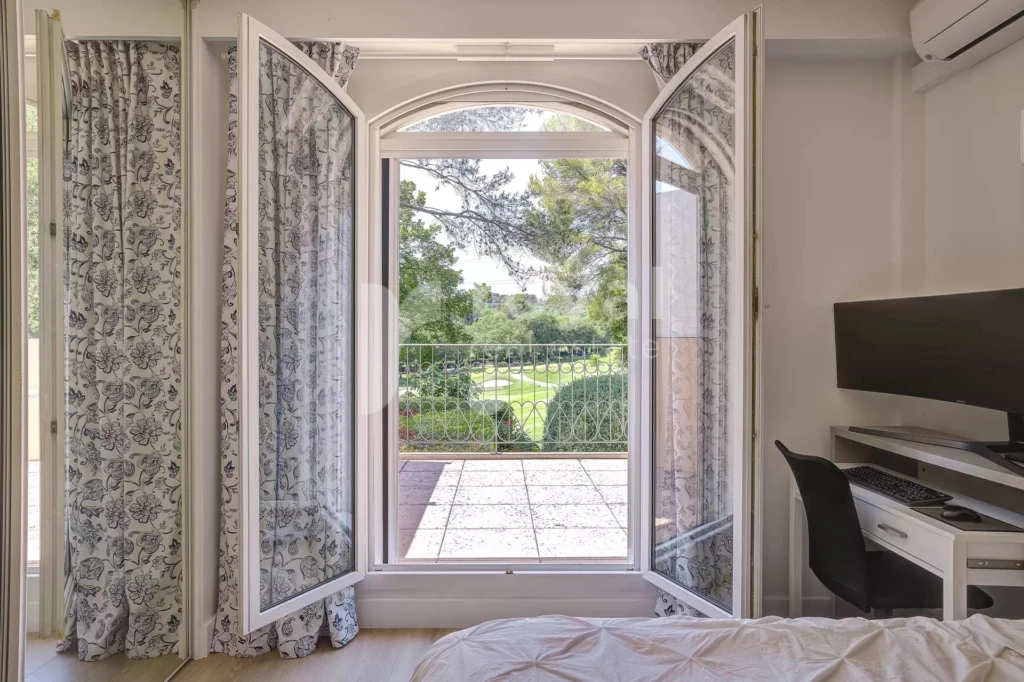 Chambre élégante avec terrasse moderne dans une villa contemporaine