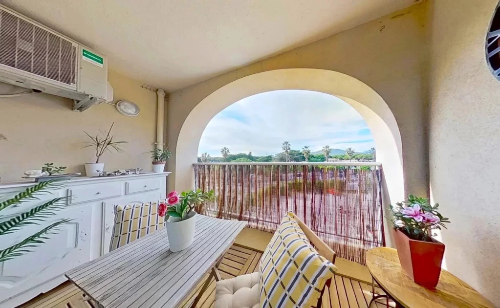 Loggia aménagée avec coin repas et vue dégagée, appartement Hyères Port.
