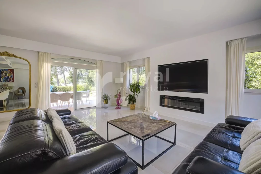 Salon moderne d’une grande villa contemporaine avec lumière naturelle
