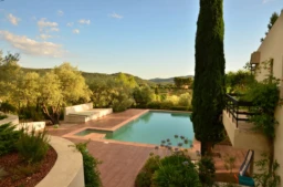 VILLA AVEC PISCINE - LE CASTELLET