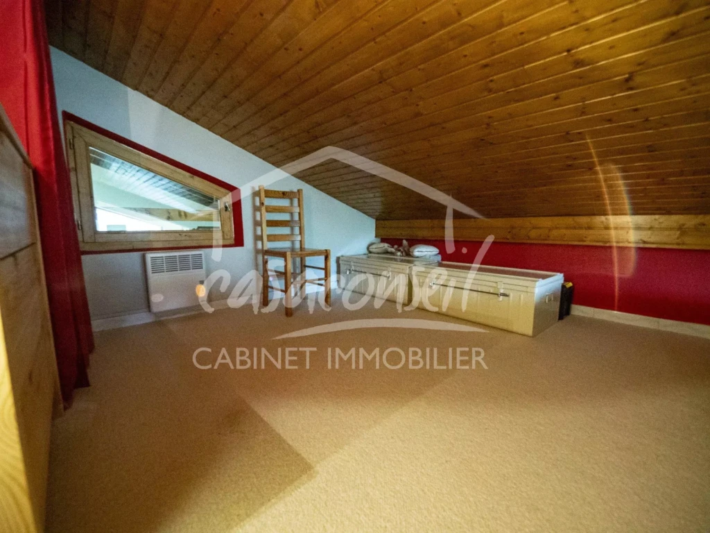 détail mezzanine avec fenêtre et rangements