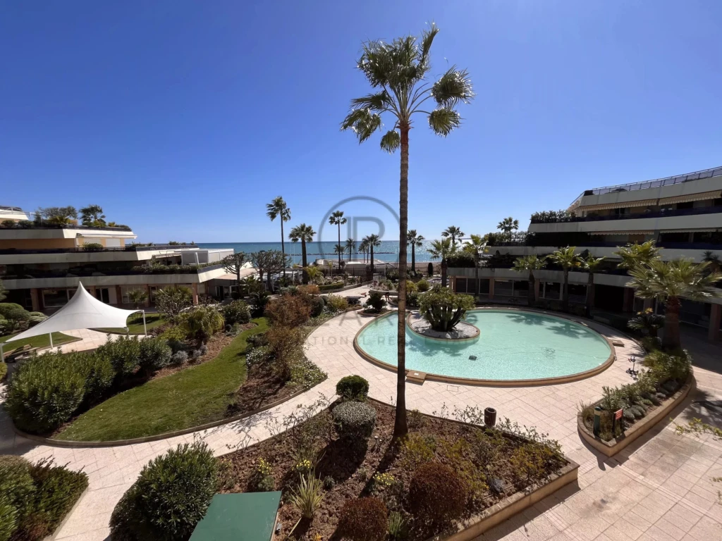 Charmant appartement avec vue sur la piscine et la mer, situé dans un complexe résidentiel one