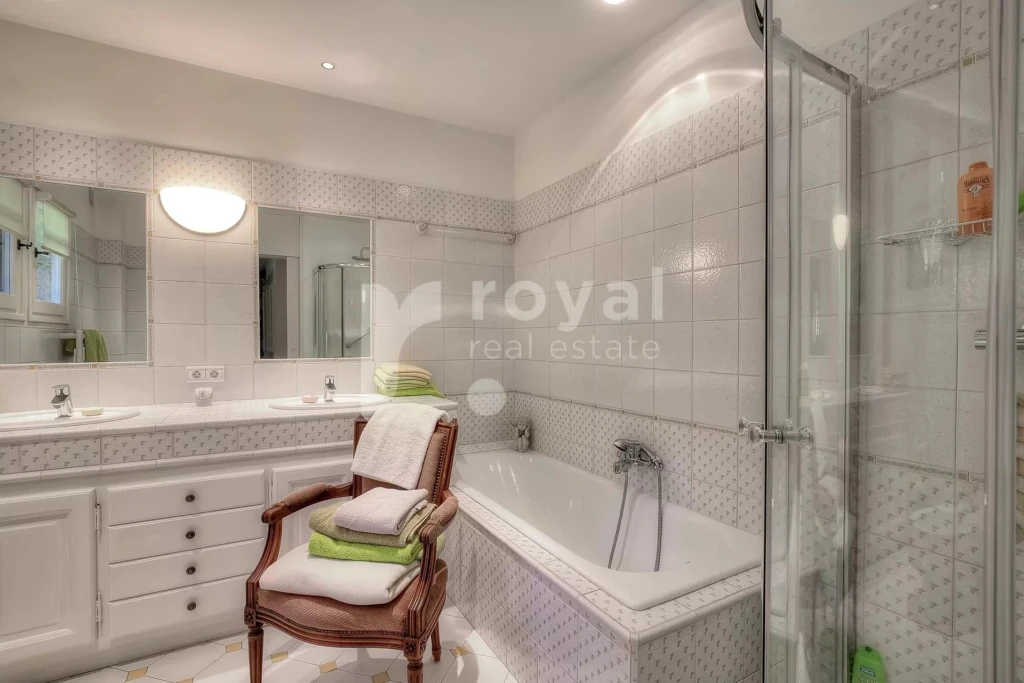 Salle de bain avec douche à l’italienne et double vasque - Villa Provençale Châteauneuf-Grasse