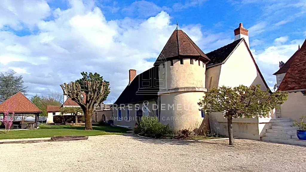 propriété de caractère en ville-gîte-chambres d'hôtes-hotellerie-restauration-piscine-Bourges-propriété à vendre
