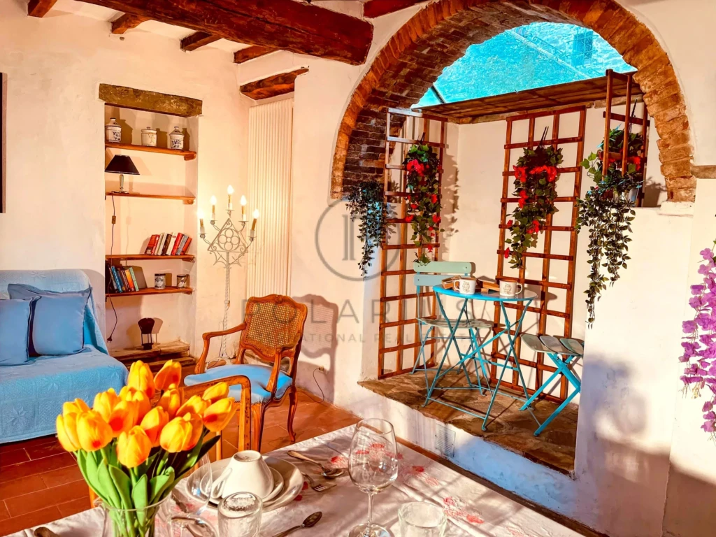 Charmante salle à manger avec balcon fleuri et décoration rustique.