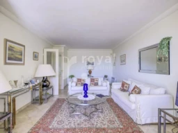 Séjour lumineux d’un appartement de luxe au Mougins Golf