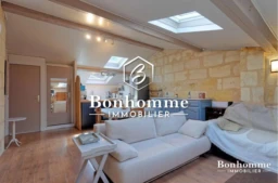 Charmant appartement lumineux avec vue sur le ciel, situé au dernier étage.