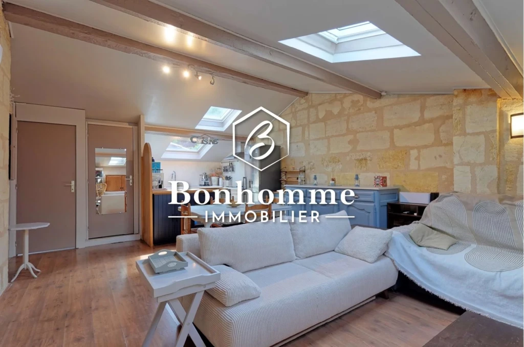 Charmant appartement lumineux avec vue sur le ciel, situé au dernier étage.