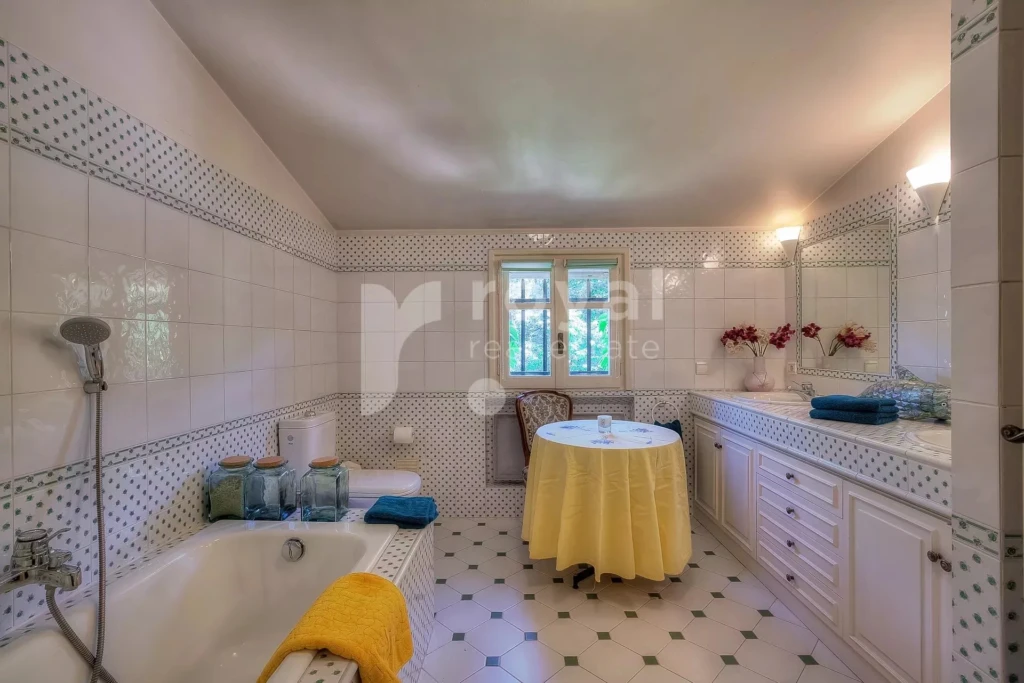 Salle de bains avec finitions haut de gamme et éclairage naturel - Châteauneuf-Grasse