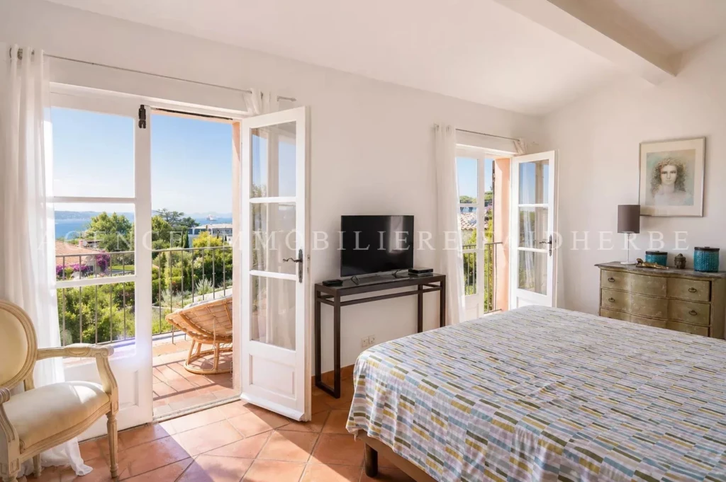 Spacieux appartement lumineux avec vue imprenable sur la mer, terrasse privée et intérieur moderne.
