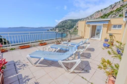 Terrasse avec vue panoramique sur la mer et détente garantie.