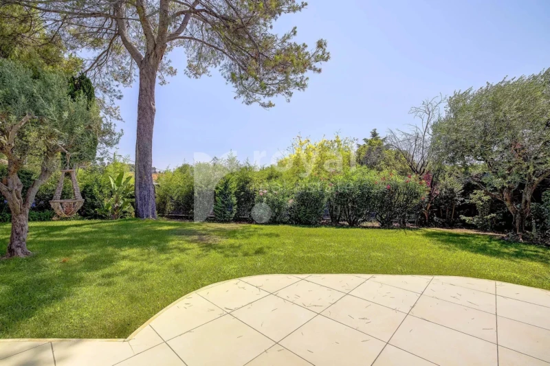 Terrain plat paysagé devant la villa moderne sur la Côte d'Azur