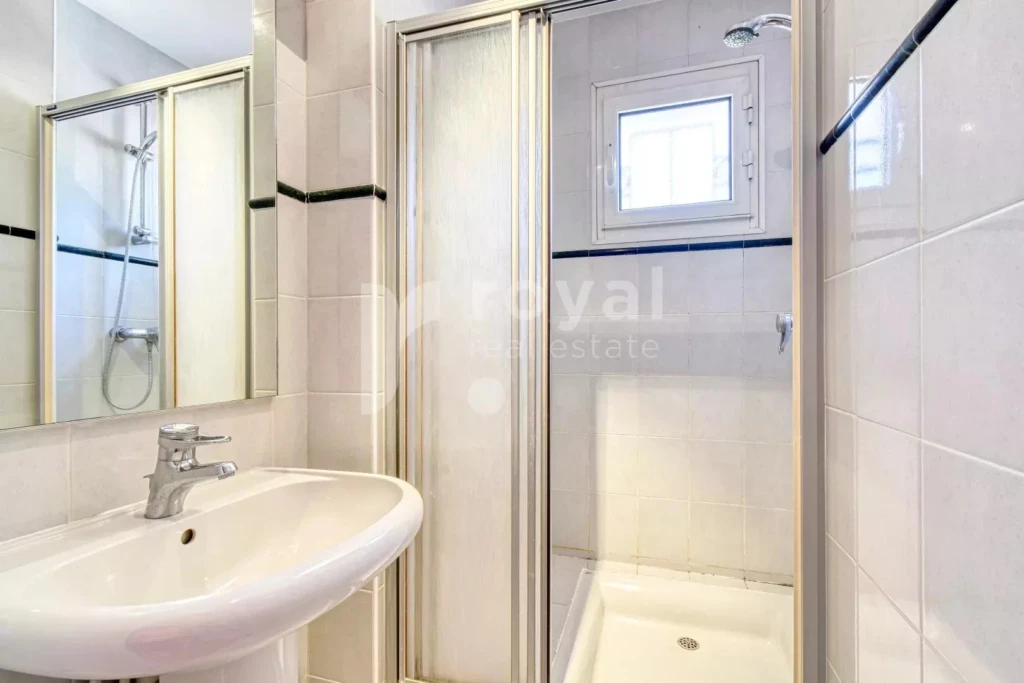 Salle de douche dans une villa familiale Royal Mougins Golf