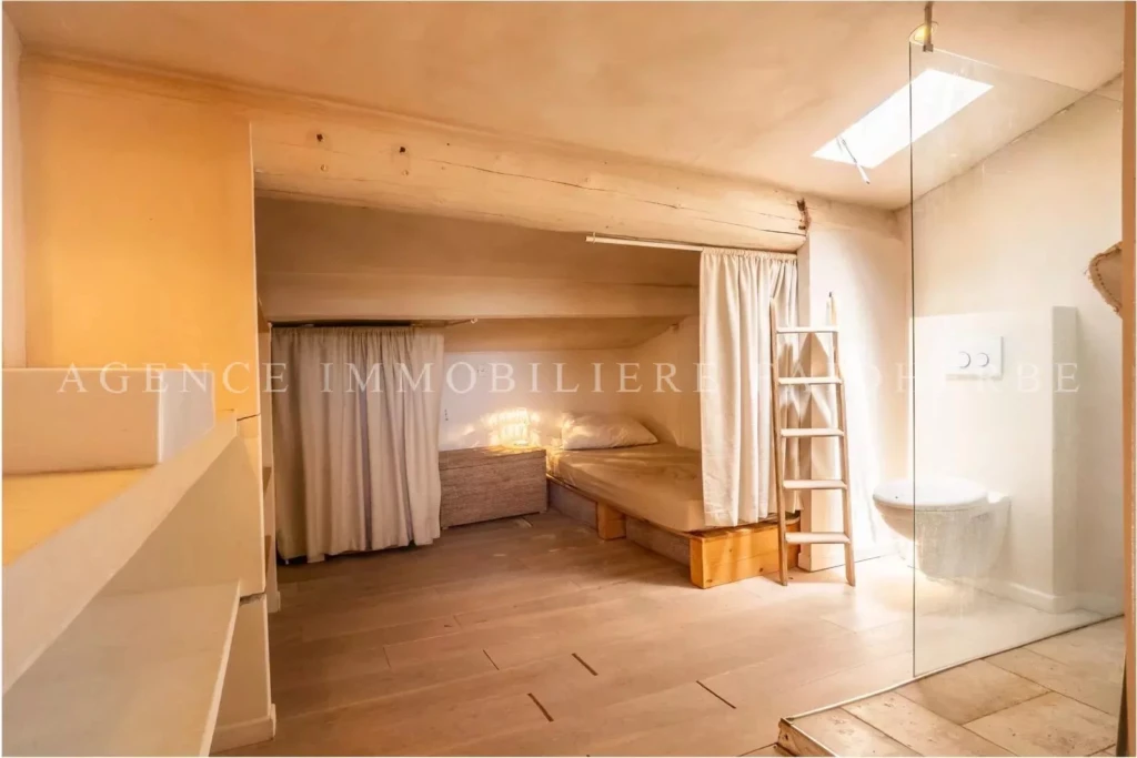 Charmant studio lumineux avec espace détente et salle de bain moderne, idéale pour un pied-à-terre.