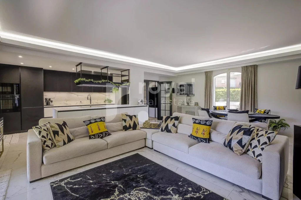 Espace de vie moderne dans une villa de luxe rénovée