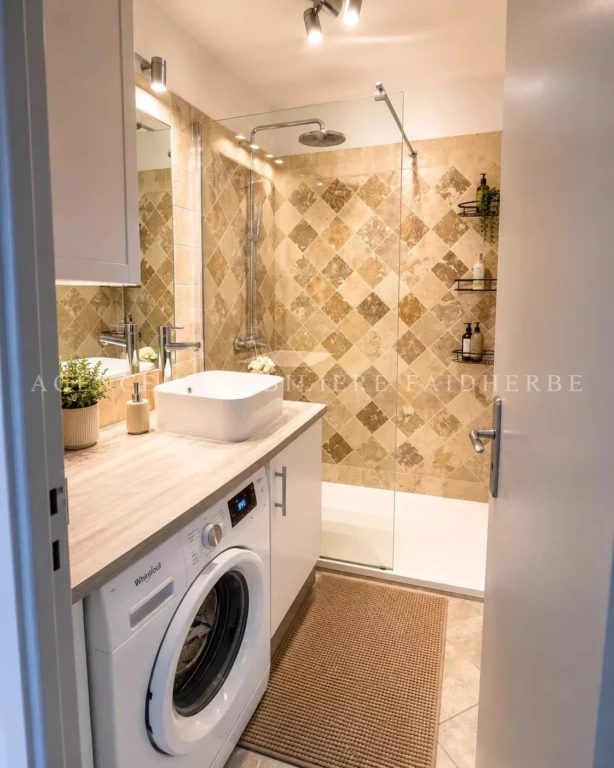Salle de bain moderne avec douche à l'italienne, équipée d'une machine à laver.